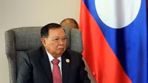 Top Lao leader receives Vietnamese Party officials