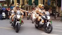 Hanoi traffic police use special function vehicle to clear the way for car carrying critical patient to hospital