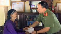 Meaningful gifts handed over to Vietnamese Heroic Mothers in Phu Tho