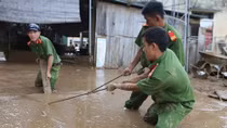 Nghe An police help people overcome floods
