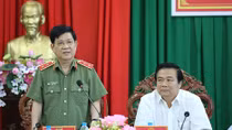 Deputy Minister Nguyen Van Son works with Long An Police