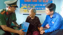 Police youths take care of revolution contributors in Quang Nam 