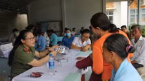 Public Security doctors provide free health checkups for poor people in Tay Ninh
