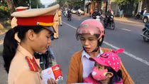 Binh Dinh traffic police offer students vouchers to buy standard helmets
