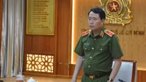 Deputy Minister Le Quoc Hung works with Ho Chi Minh City police