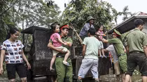 Hanoi police makes major efforts to help flood-affected people