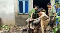 Phu Quoc police help people overcome floods