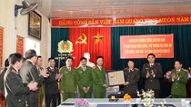 Deputy Minister Bui Van Nam works with Van Ho district authorities and police