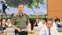 Minister To Lam answers questions about issues of much public concern at NA's Standing Committee