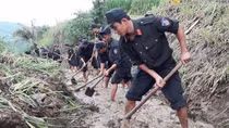 Phu Yen Police help local people overcome flood consequences