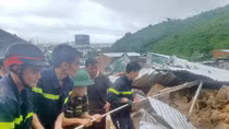 Police help people overcome flood consequences