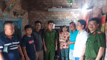 Youths of Phu Yen police offer gifts to needy people