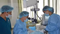 Vietnamese doctors give free surgeries to Cambodians
