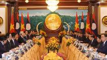 Top leaders of Vietnam and Laos hold talks in Vientiane