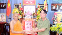 Tra Vinh Police congratulates Khmer people on Chol Chnam Thmay festival