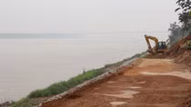 Hanoi dykes in peril amid flood season