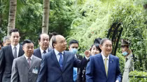 Japanese Prime Minister visits President Ho Chi Minh relic site