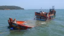 Five Vietnamese fishermen rescued by foreign cargo ship