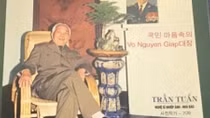 Bilingual book on General Vo Nguyen Giap introduced in Hanoi