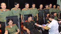 Guard Police’s youths donate blood for dear comrade