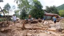 People nationwide turn hearts to floods victims
