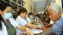 Public Security Forces’ doctors provide free health checkups for locals in Kien Giang