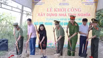 Nghe An Police build house for needy comrade