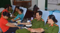 Young Soc Trang police officers active in donating blood