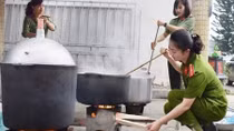 Tuyen Quang policewomen offer free porridge to poor patients