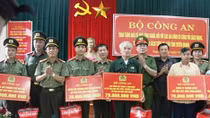 MPS delegation visits relics of former headquarters, presents gifts to revolution contributors in Tuyen Quang