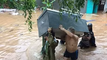 Quang Ninh Police help people overcome floods