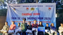 Dien Bien police help people overcome flood consequences 