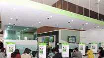 Reference exchange rate up strongly before long Tet holiday