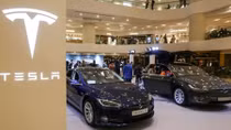 Tesla performs U-turn over store closures