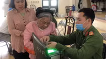 Hanoi Police helps old-aged people apply for e-ID cards