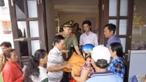 Youths of General Department of Politics run gratitude activities in Ca Mau
