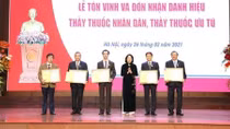 Vice President presents title of “People’s Doctor” to five doctors