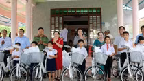 CAND Newspaper and its partners present bicycles to needy students in Soc Trang