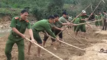 Youths of Public Security supports locals to overcome flood consequences