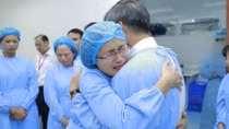 Tearful farewell to a devoted Vietnamese doctor before his retirement