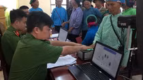 Quang Ninh Police visit villages and issues ID cards to locals