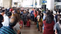 Busy scenes at Tan Son Nhat airport as overseas Vietnamese return home in time for Tet