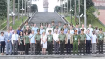 Representatives of foreign diplomatic corps in Vietnam visit Public Security Forces’ historical site