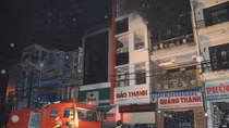 Mobile police officers brave dangers rescuing people from fire 