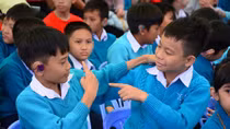 The school sings national anthem by hand at a new academic year ceremony