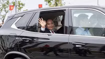 PM Nguyen Xuan Phuc experiences first “Made in Vietnam” car