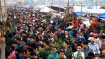 Thousands of visitors come to Vieng Market on seventh day of Lunar New Year to buy “luck”
