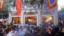 People flock to Phu Tay Ho in Lunar New Year