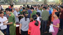 Thanh Hoa police issue ID cards to people at their places