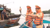 Police in central provinces help people overcome consequences of Storm 8 and respond to Storm No.9